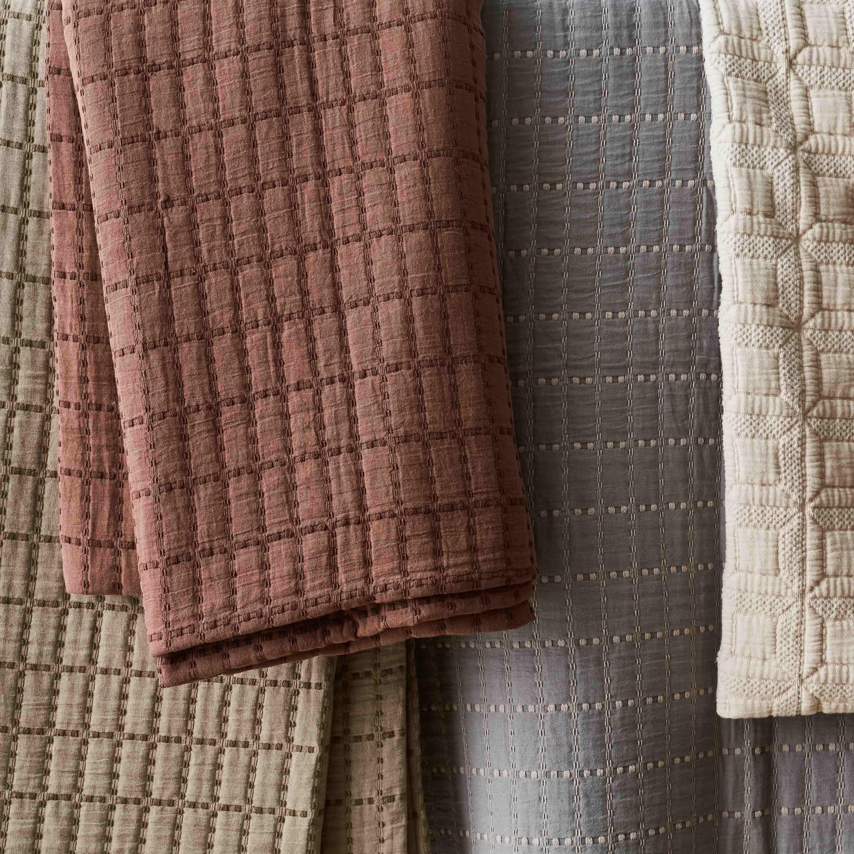 Modern Coastal Cotton Bed Quilt - Image 14