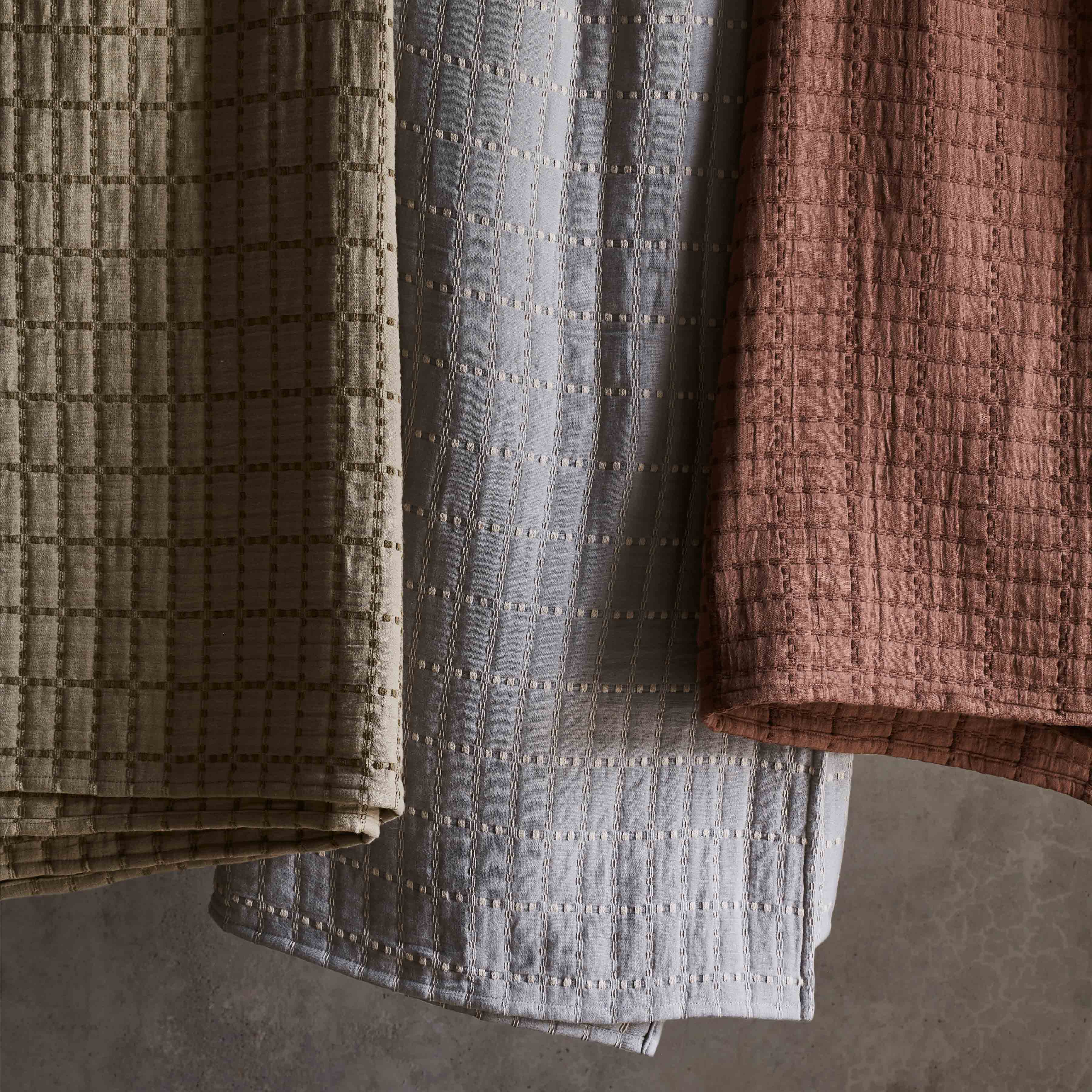 Modern Coastal Cotton Bed Quilt - Image 3